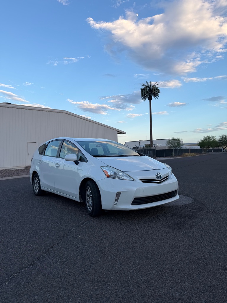 2014 Toyota Prius v Five - Photo 2