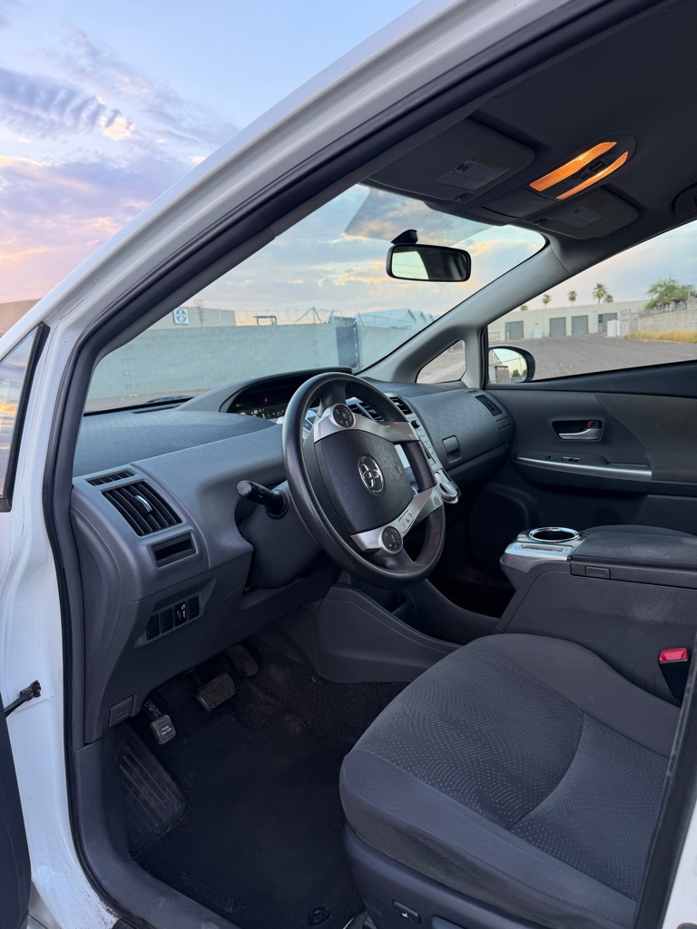 2014 Toyota Prius v Five - Photo 9