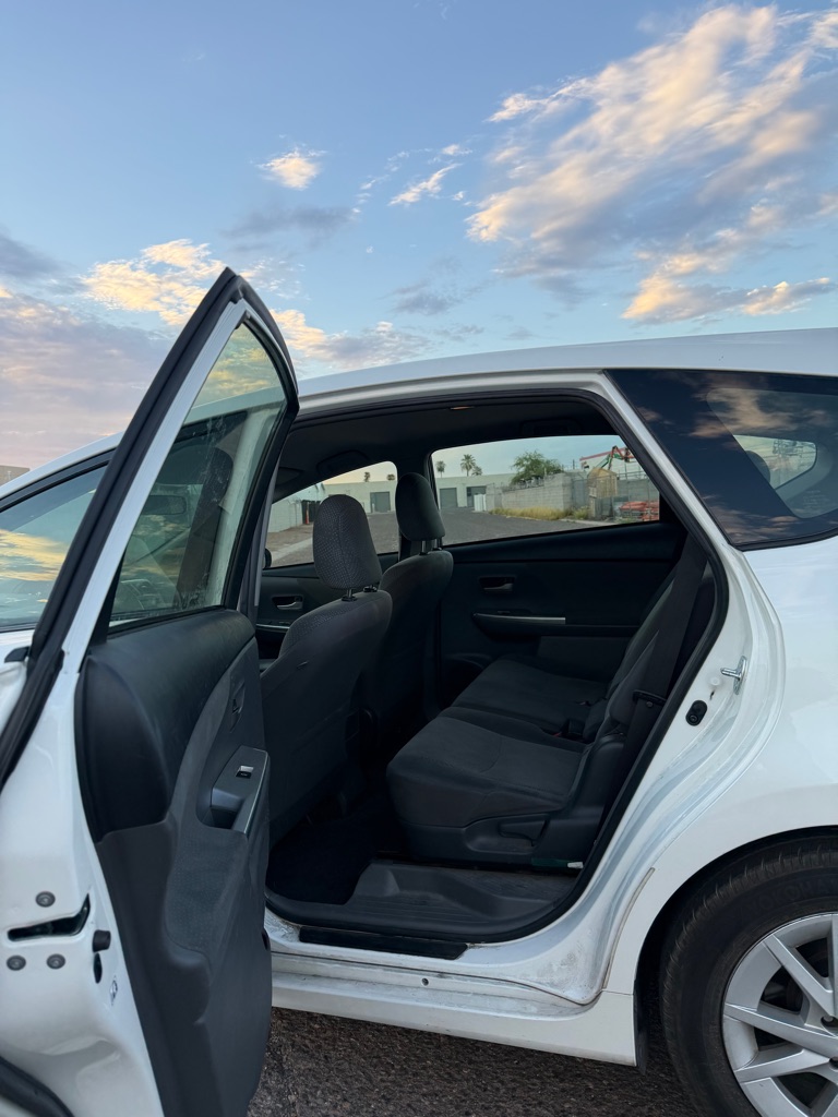 2014 Toyota Prius v Five - Photo 8