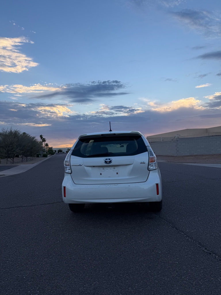 2014 Toyota Prius v Five - Photo 4