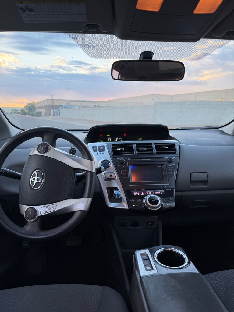 2014 Toyota Prius v Five - Photo 7