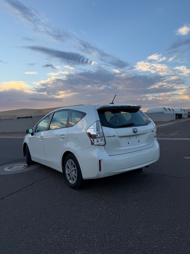 2014 Toyota Prius v Five - Photo 5