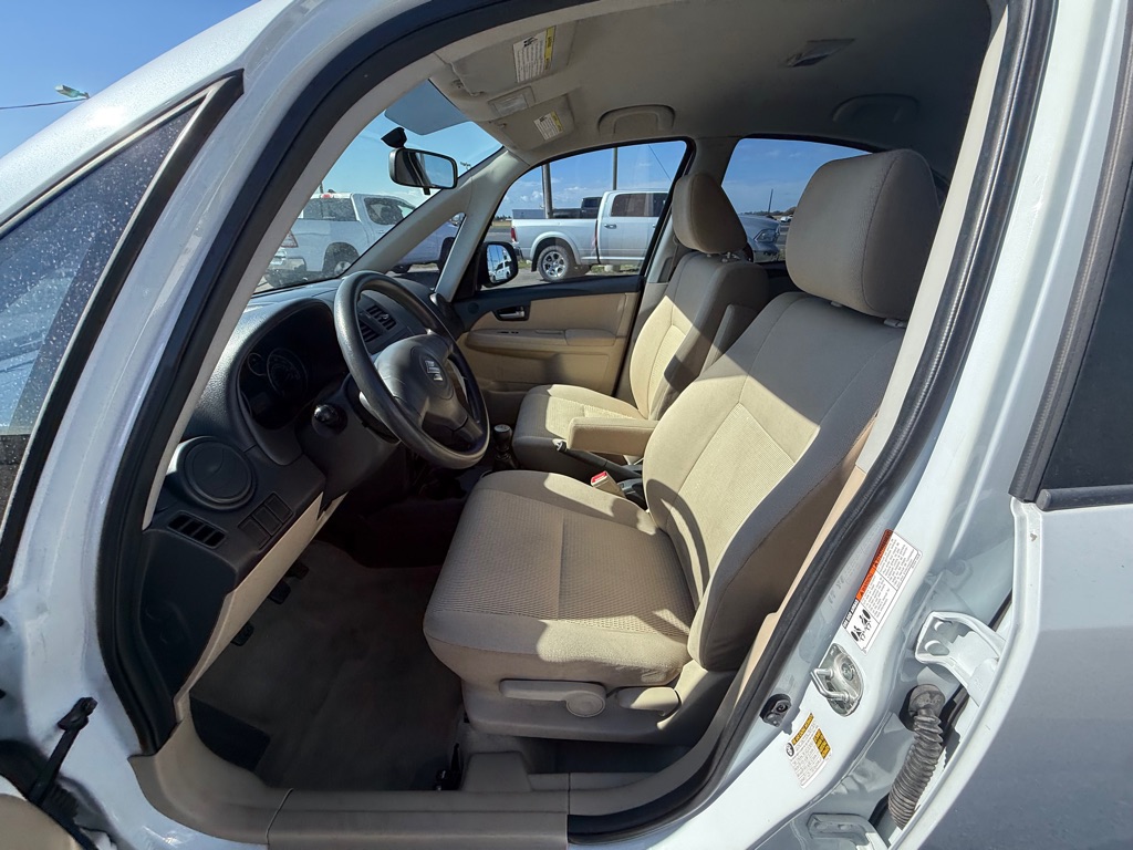 Photo 7 of this SUZUKI SX4 LE