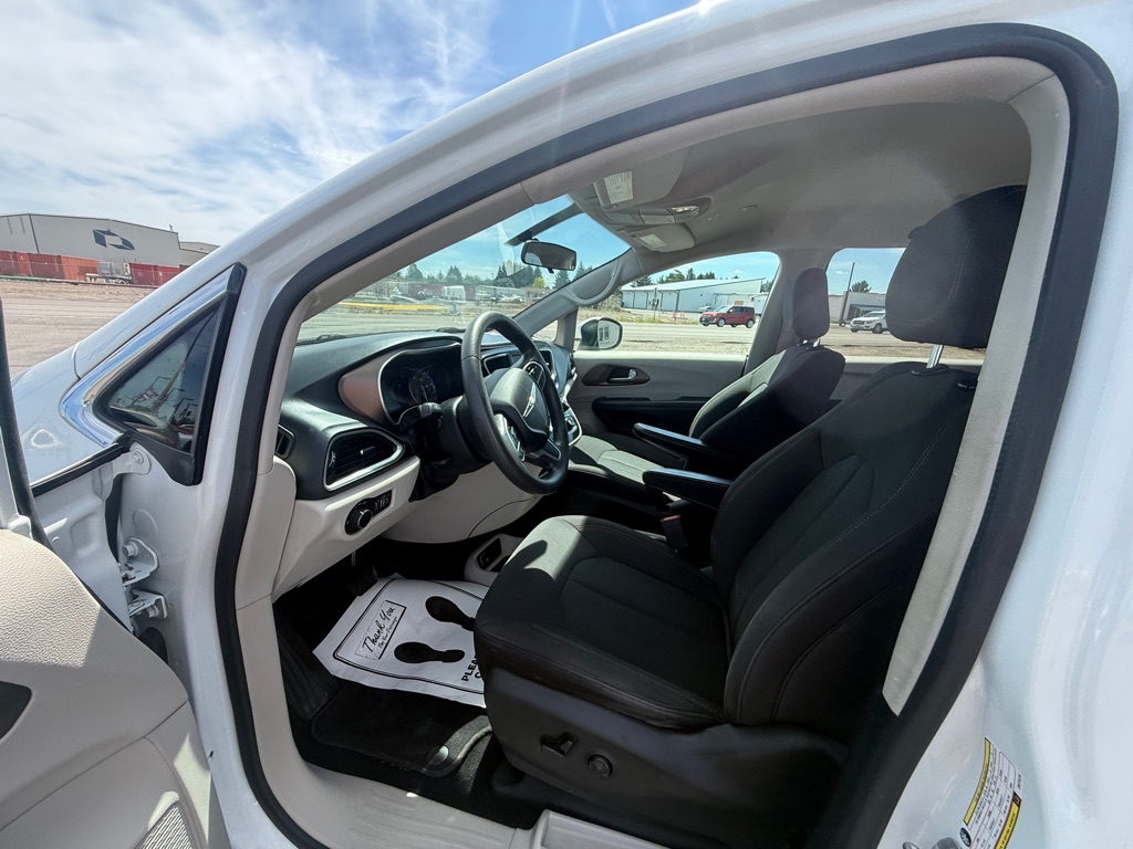 Photo 7 of this CHRYSLER PACIFICA