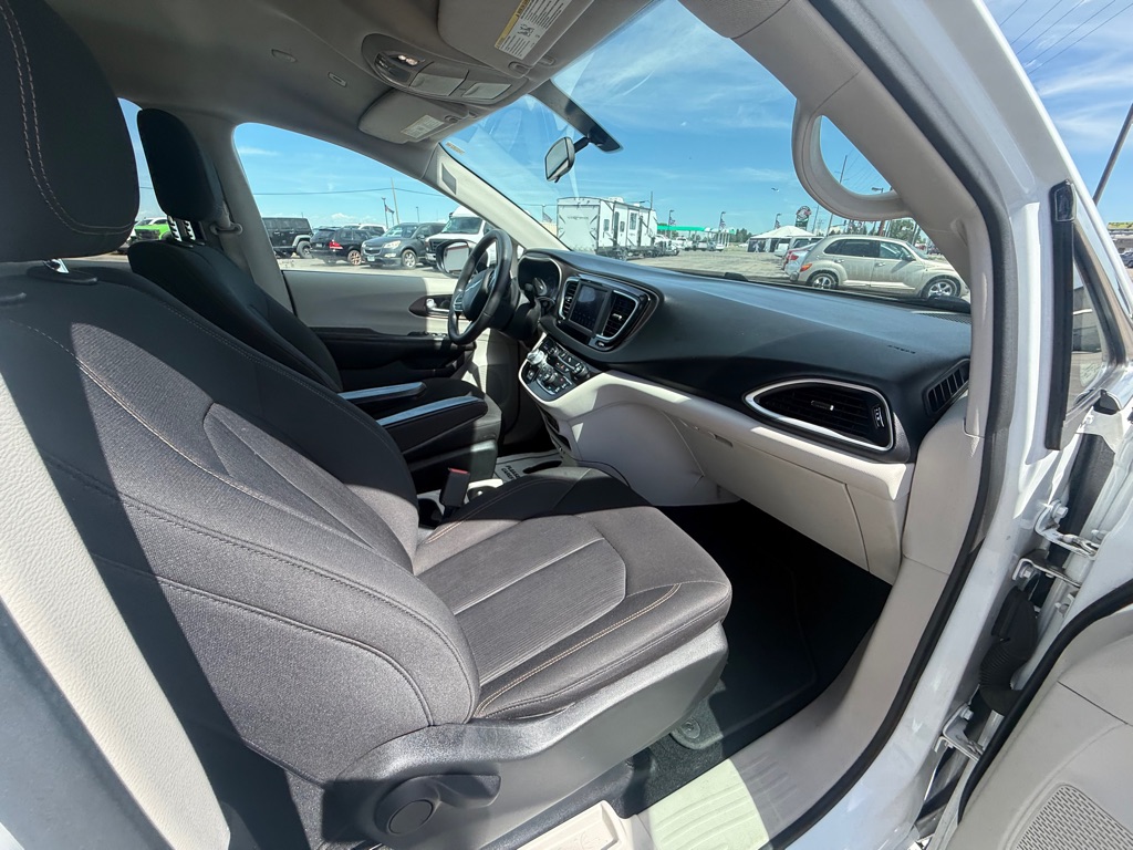 Photo 8 of this CHRYSLER PACIFICA