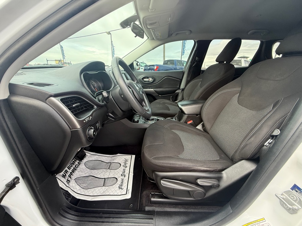 Photo 7 of this JEEP LATITUDE CHEROKEE