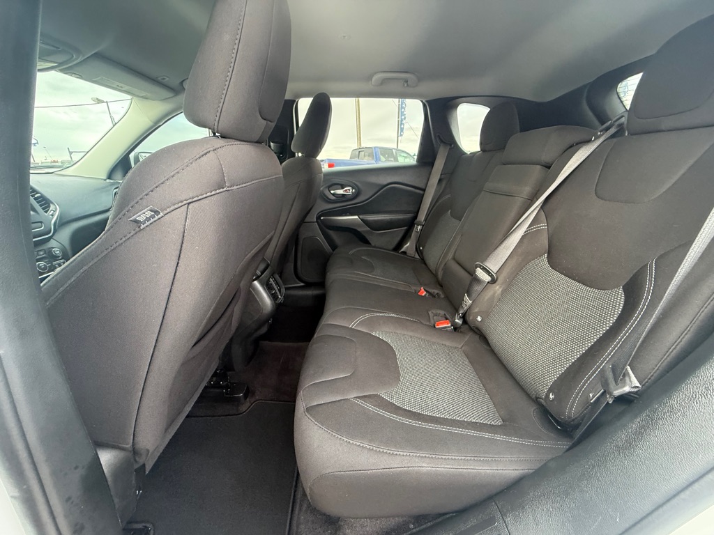 Photo 9 of this JEEP LATITUDE CHEROKEE