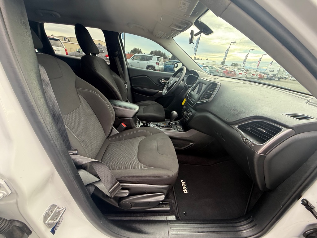 Photo 8 of this JEEP LATITUDE CHEROKEE