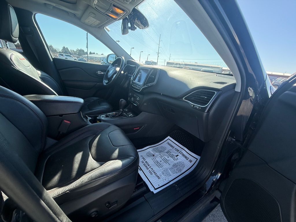 Photo 8 of this JEEP TRAILHAWK CHEROKEE