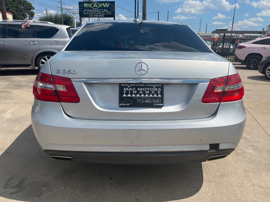 Photo 33 of this MERCEDES-BENZ E-CLASS