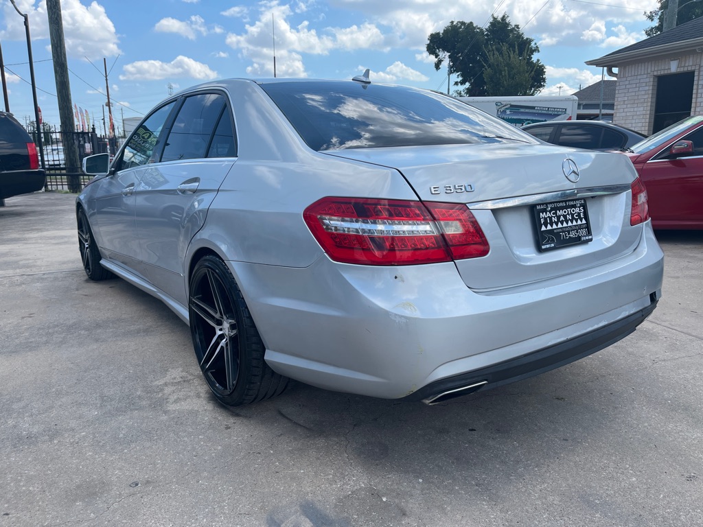 Photo 2 of this MERCEDES-BENZ E-CLASS