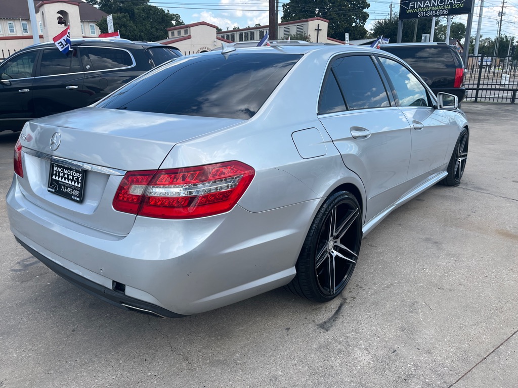 Photo 9 of this MERCEDES-BENZ E-CLASS