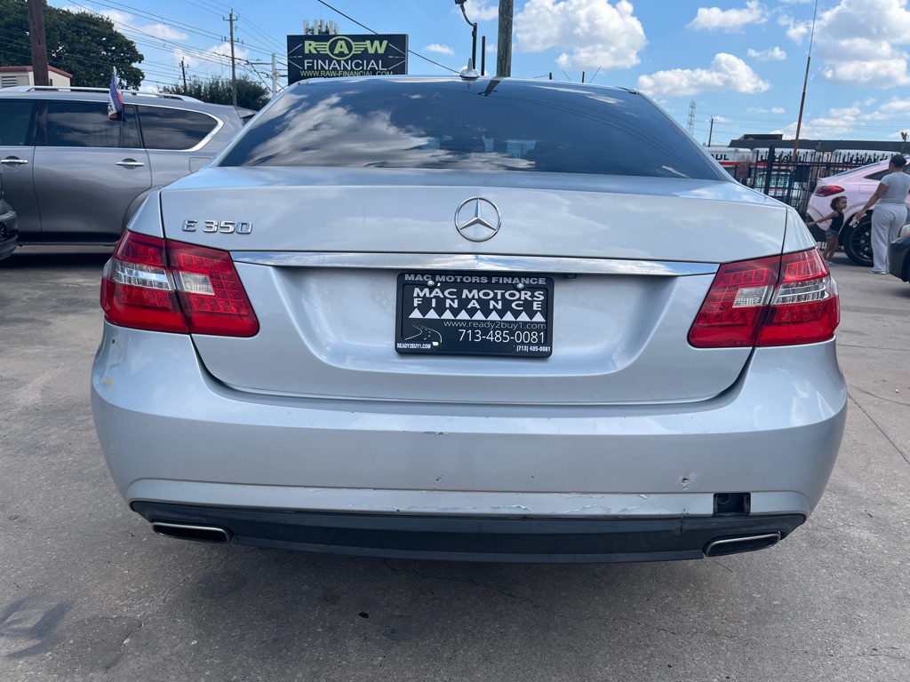 Photo 8 of this MERCEDES-BENZ E-CLASS