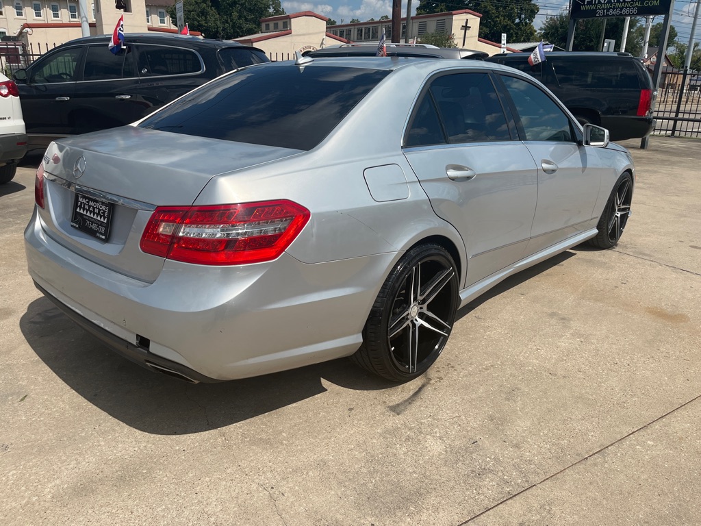 Photo 18 of this MERCEDES-BENZ E-CLASS