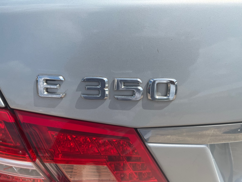 Photo 25 of this MERCEDES-BENZ E-CLASS