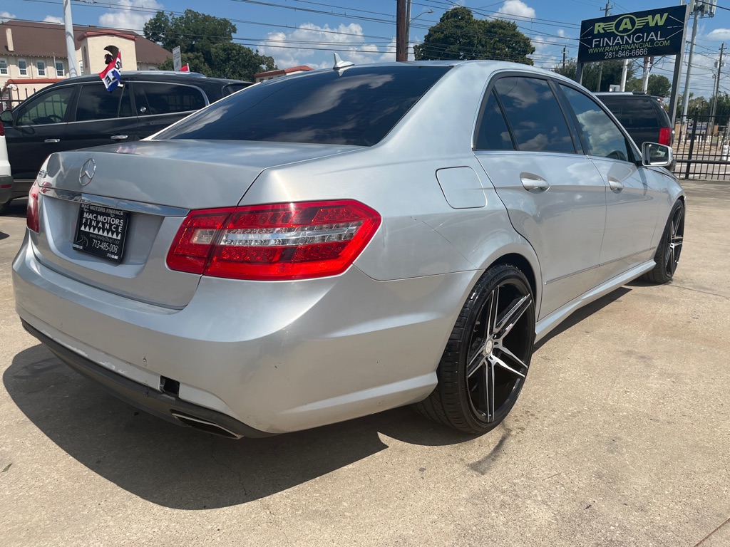 Photo 28 of this MERCEDES-BENZ E-CLASS