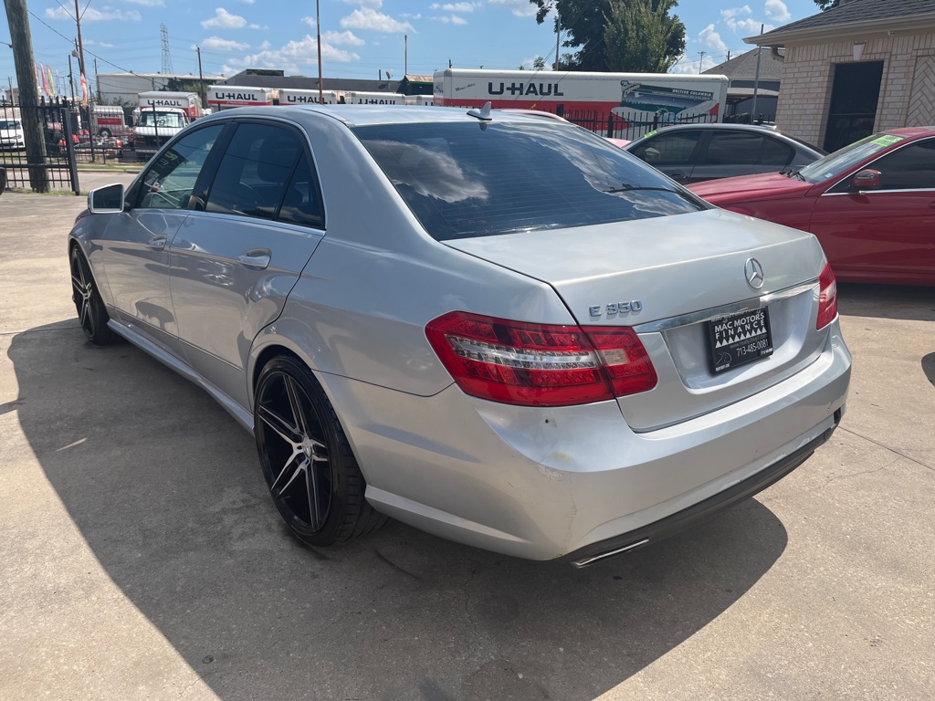 Photo 32 of this MERCEDES-BENZ E-CLASS