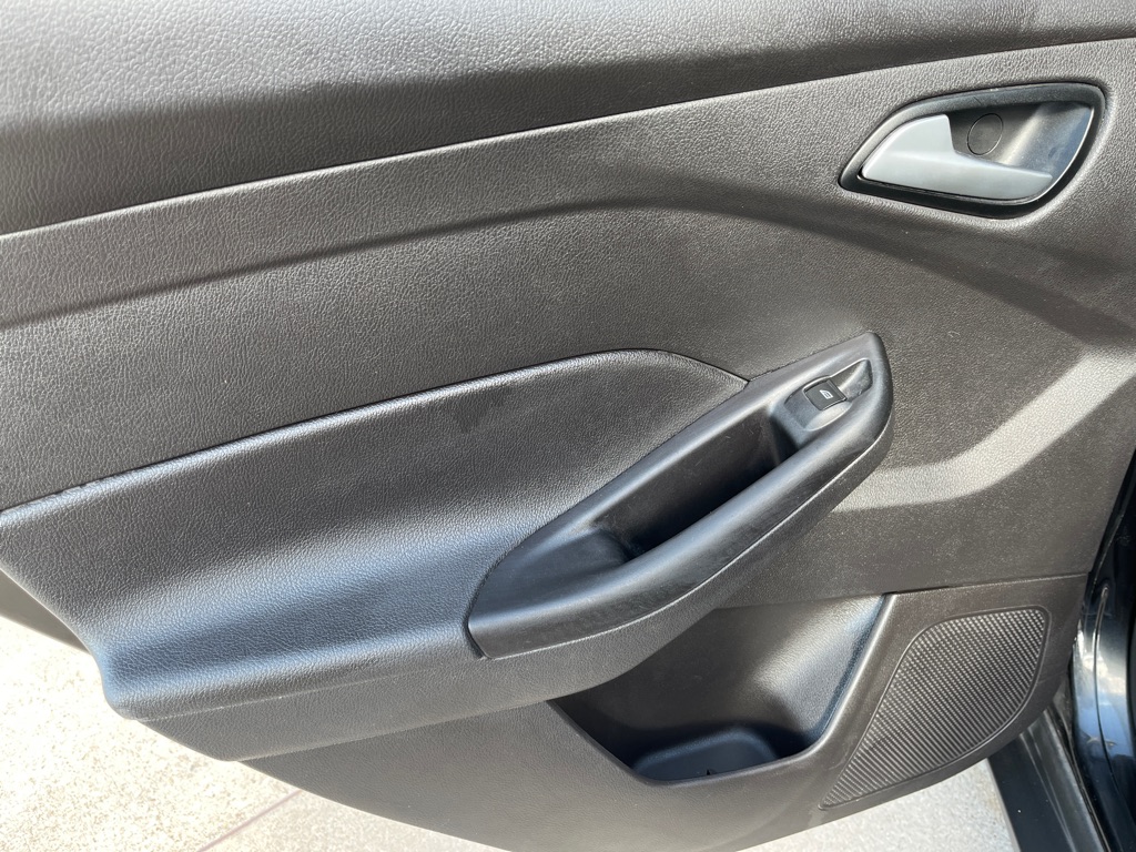 Photo 17 of this FORD FOCUS