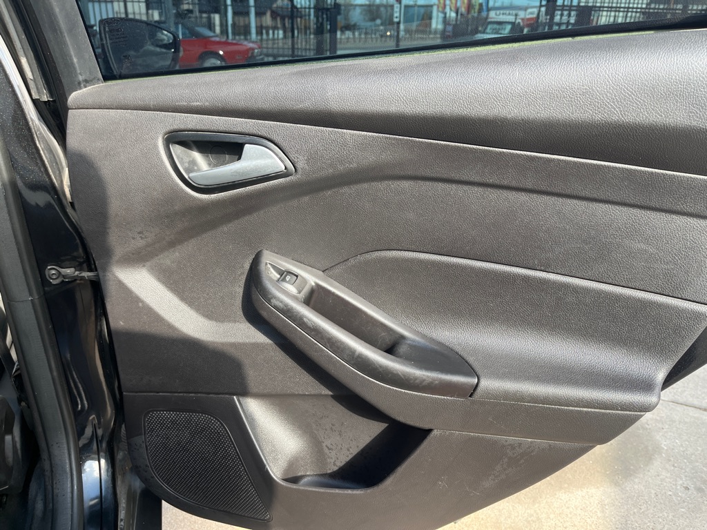 Photo 18 of this FORD FOCUS