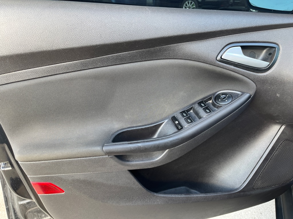 Photo 13 of this FORD FOCUS