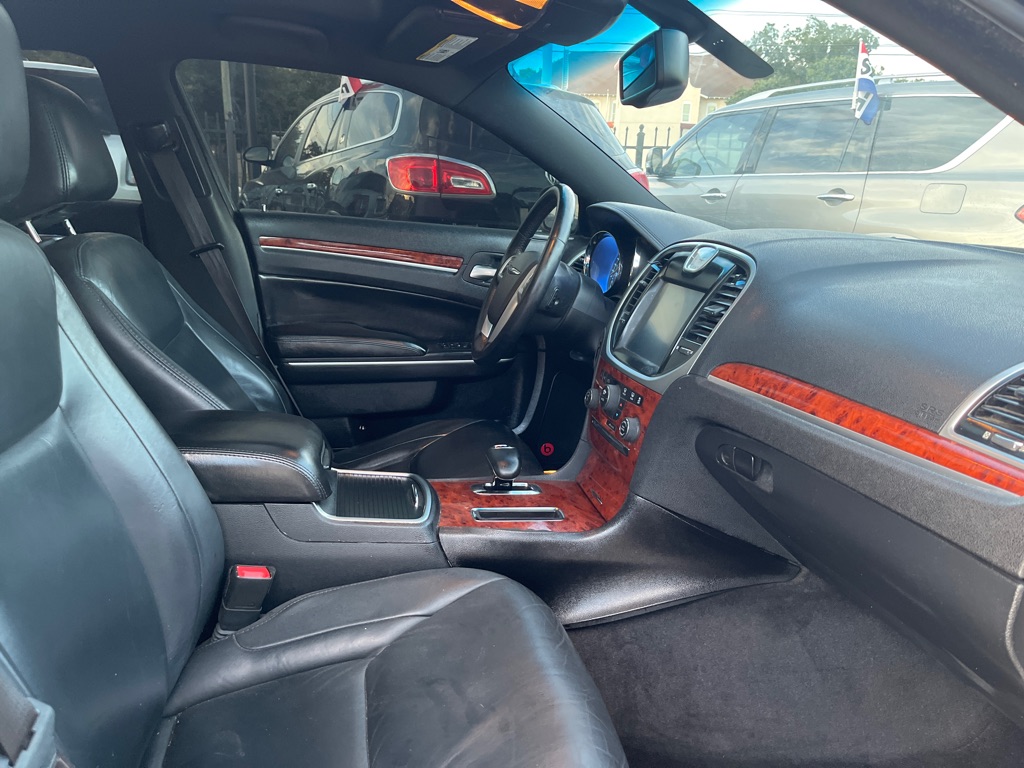 Photo 15 of this CHRYSLER 300