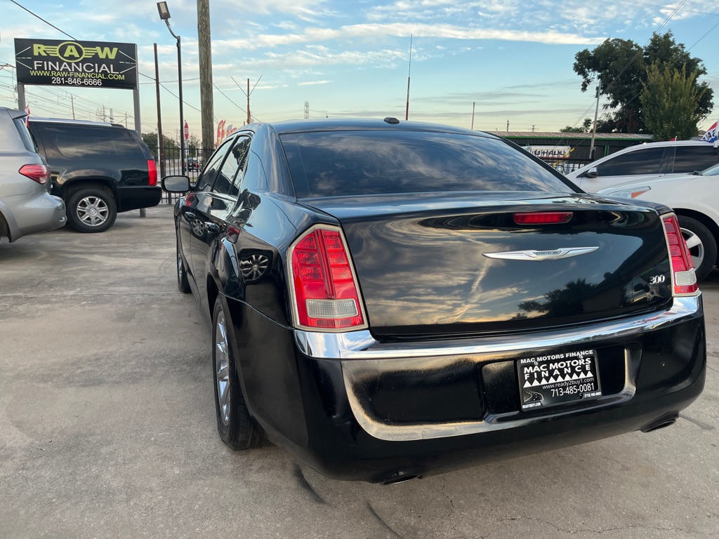 Photo 23 of this CHRYSLER 300