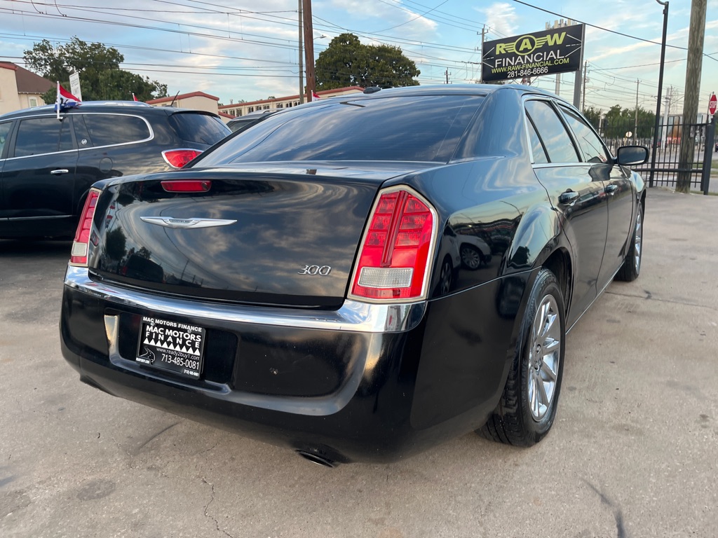 Photo 21 of this CHRYSLER 300
