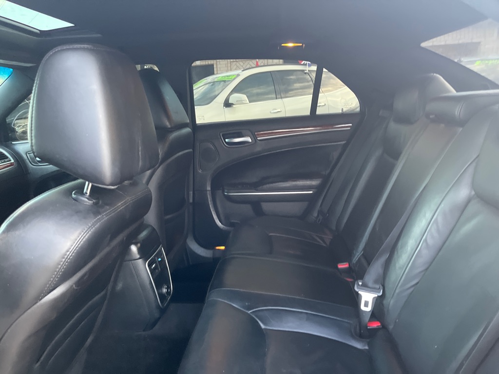 Photo 10 of this CHRYSLER 300