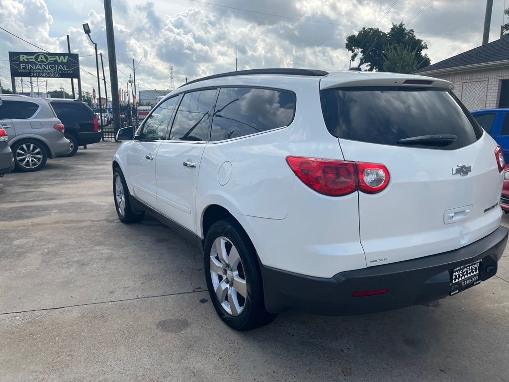 Photo 2 of this CHEVROLET TRAVERSE