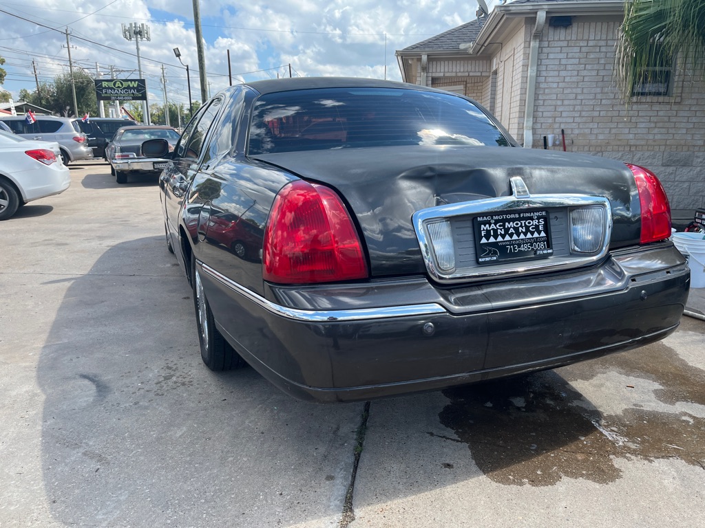 Photo 2 of this LINCOLN TOWN CAR