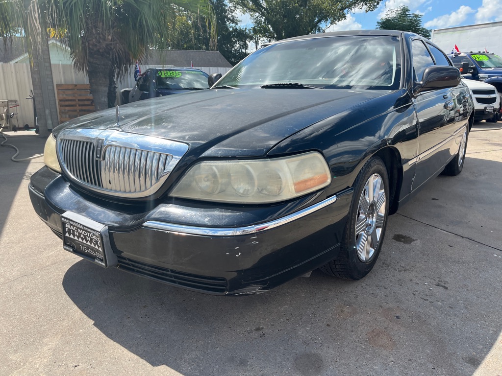 Photo 18 of this LINCOLN TOWN CAR