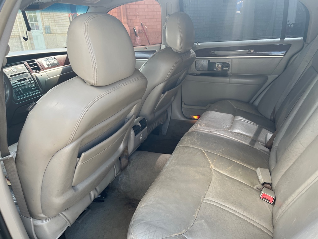 Photo 9 of this LINCOLN TOWN CAR