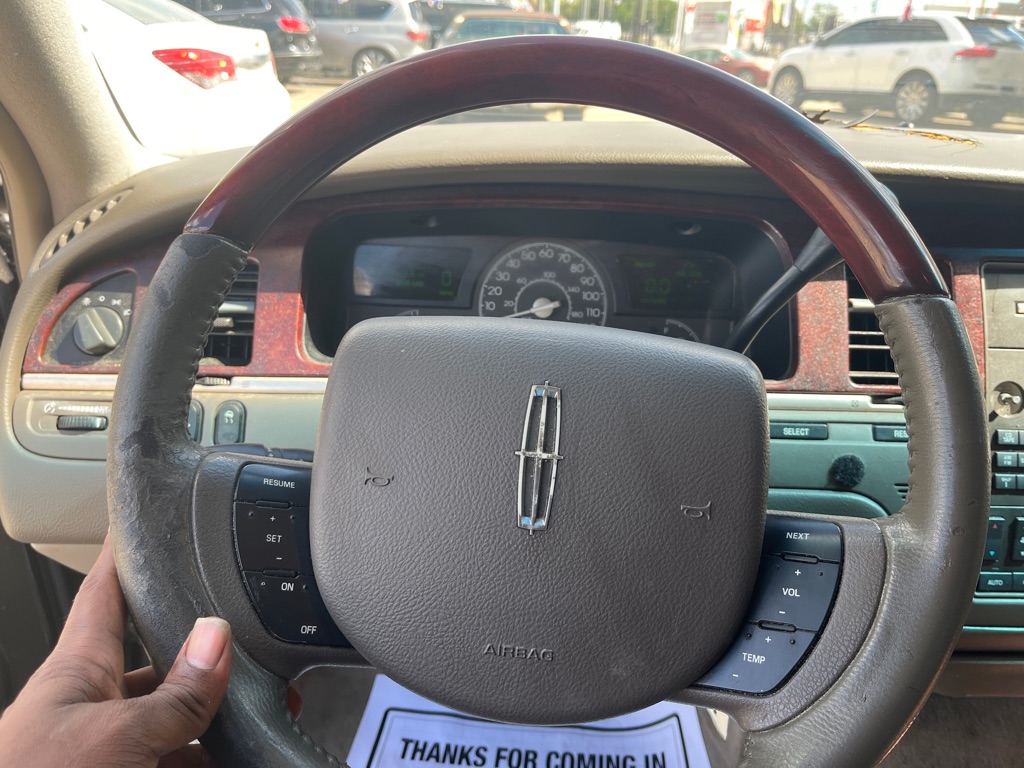 Photo 7 of this LINCOLN TOWN CAR
