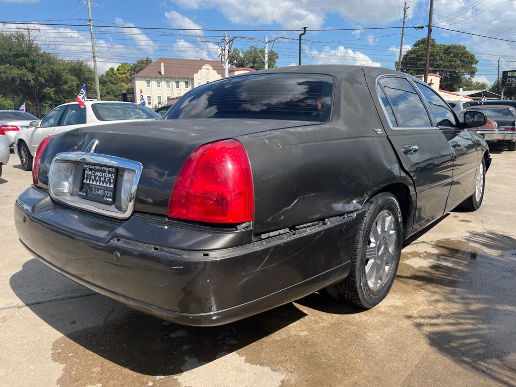 Photo 4 of this LINCOLN TOWN CAR