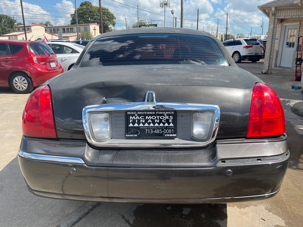 Photo 6 of this LINCOLN TOWN CAR