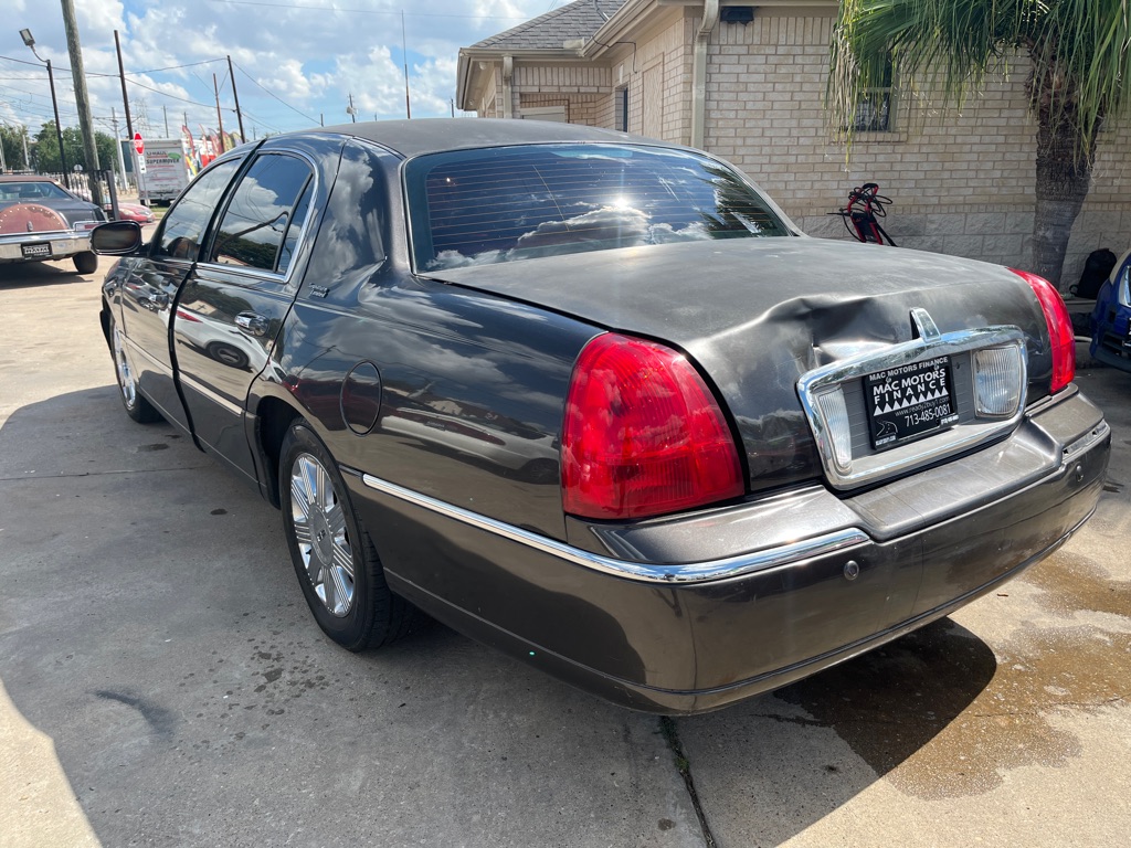 Photo 17 of this LINCOLN TOWN CAR