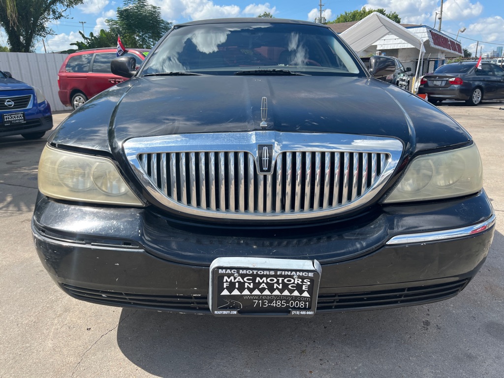Photo 5 of this LINCOLN TOWN CAR