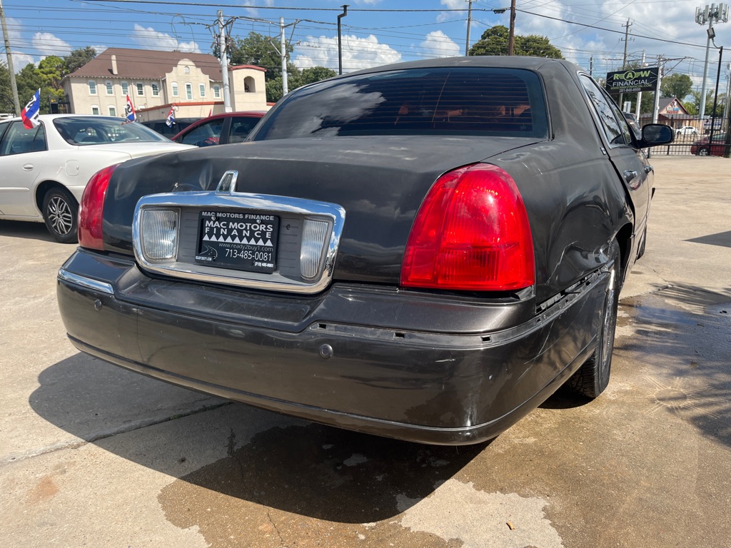 Photo 15 of this LINCOLN TOWN CAR