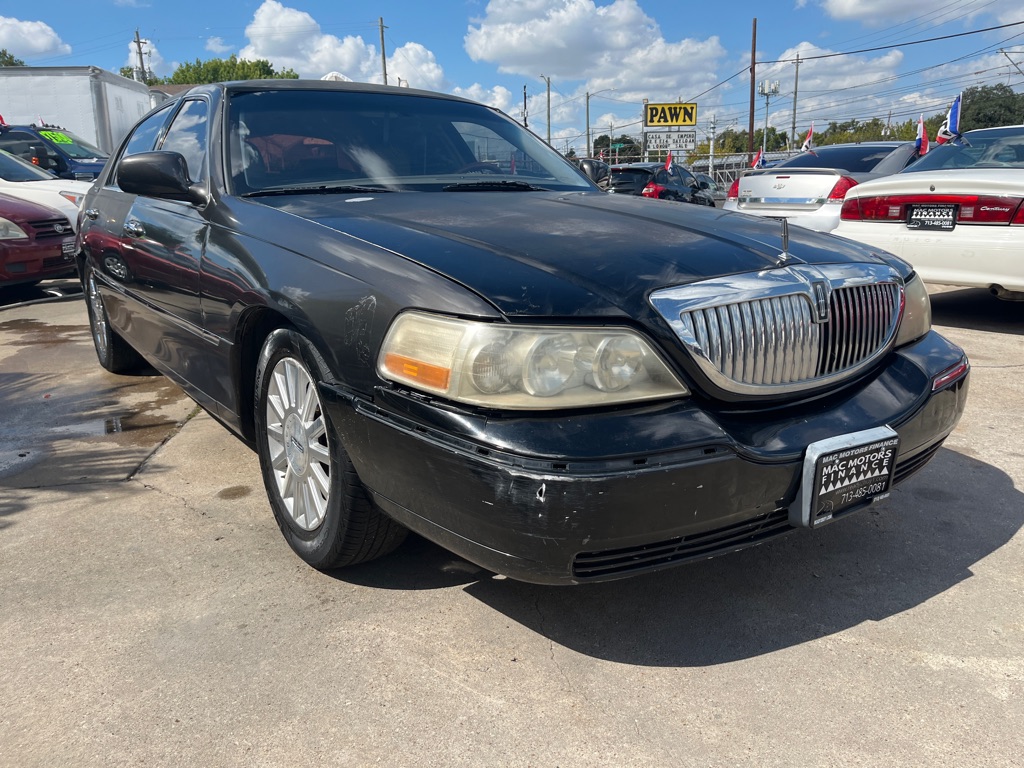 Photo 14 of this LINCOLN TOWN CAR