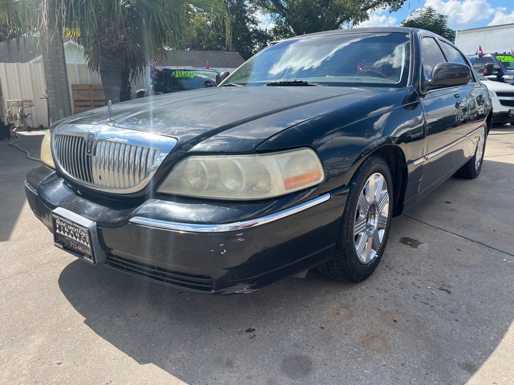 Photo 3 of this LINCOLN TOWN CAR