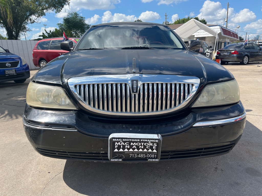 Photo 19 of this LINCOLN TOWN CAR