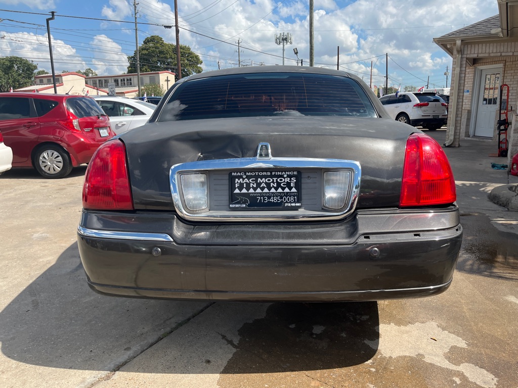 Photo 16 of this LINCOLN TOWN CAR