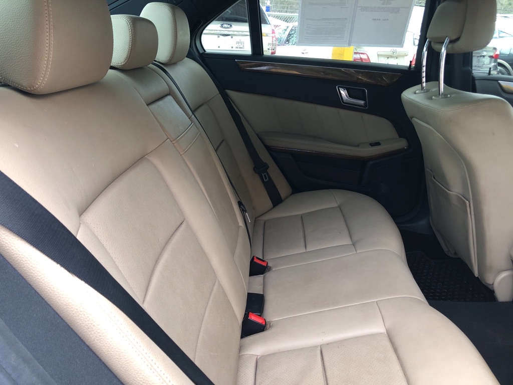 Photo 23 of this MERCEDES-BENZ E-CLASS