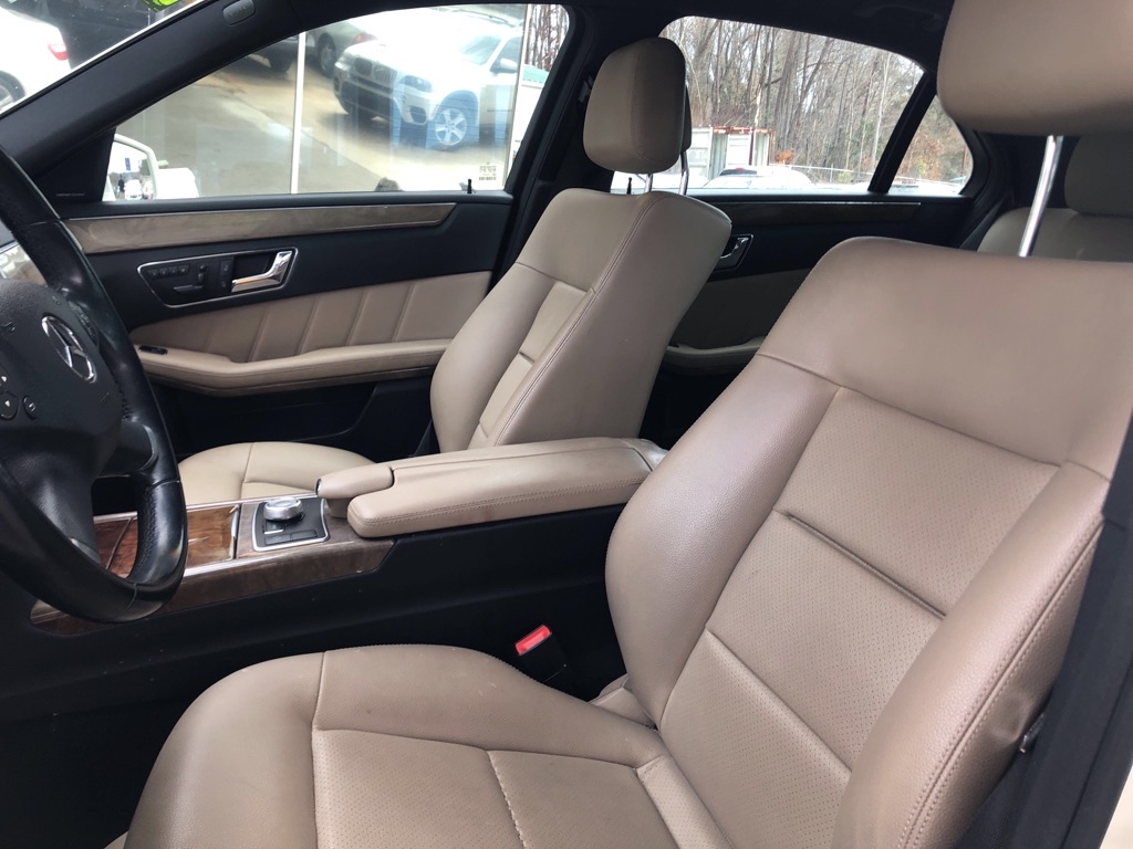 Photo 17 of this MERCEDES-BENZ E-CLASS