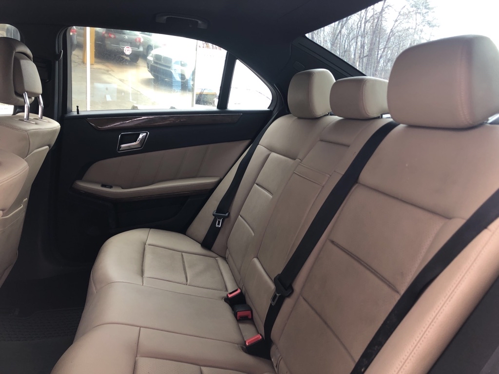 Photo 19 of this MERCEDES-BENZ E-CLASS