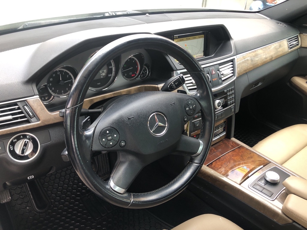 Photo 12 of this MERCEDES-BENZ E-CLASS