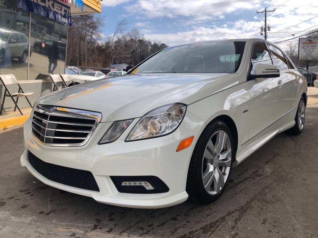 Photo 2 of this MERCEDES-BENZ E-CLASS