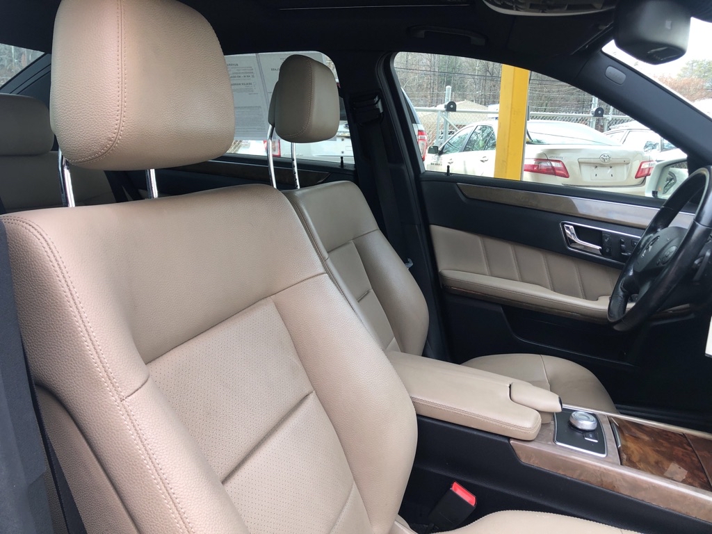 Photo 21 of this MERCEDES-BENZ E-CLASS