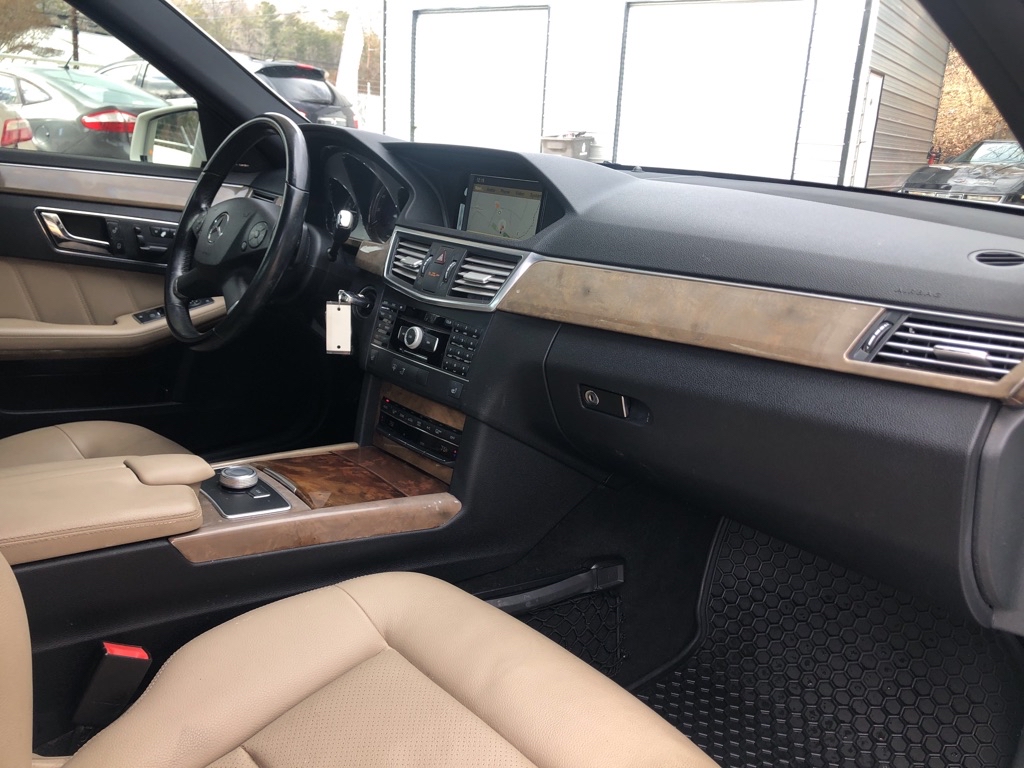Photo 20 of this MERCEDES-BENZ E-CLASS