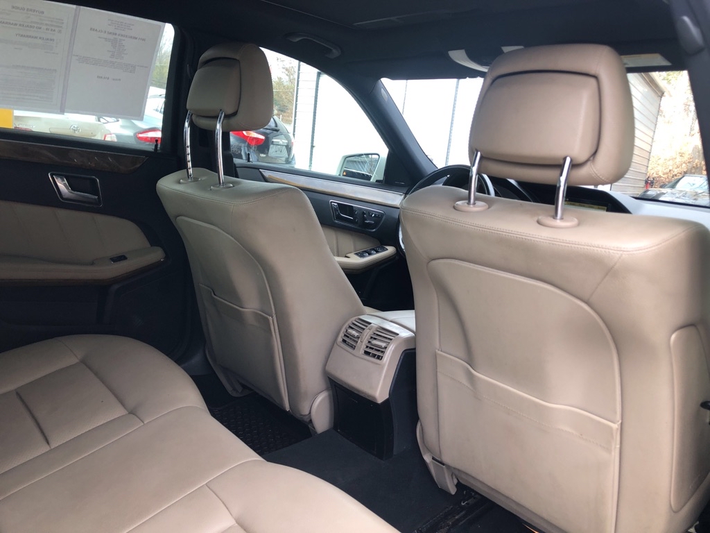 Photo 22 of this MERCEDES-BENZ E-CLASS